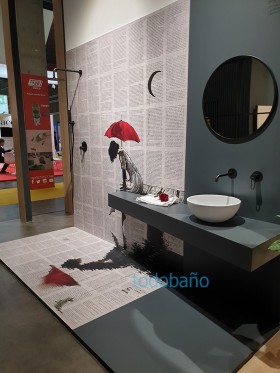 ambiente de un baño con plato y paneles en impresión digital